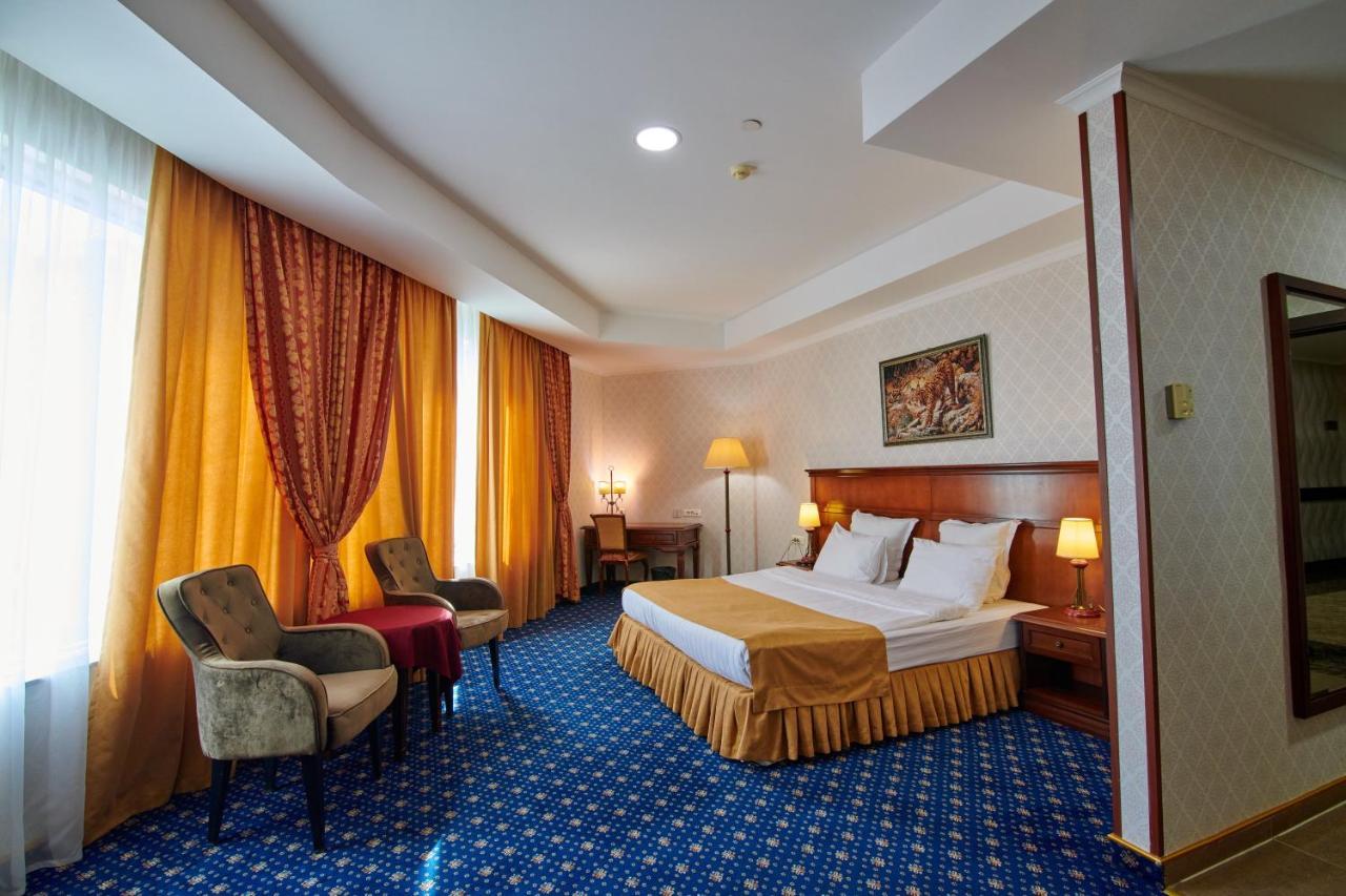 Grand Hotel Victory Актау Экстерьер фото A room at the hotel