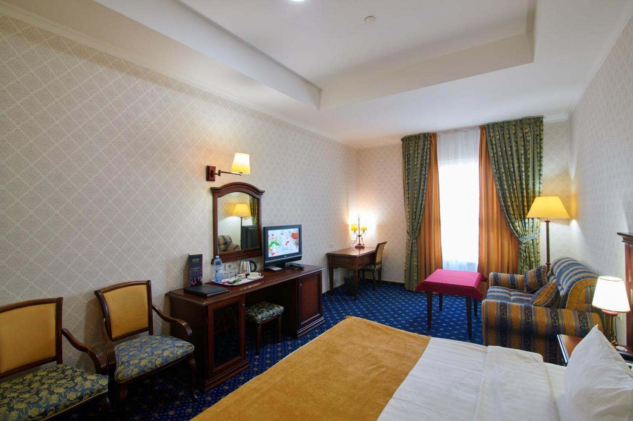 Grand Hotel Victory Актау Экстерьер фото A room at the hotel