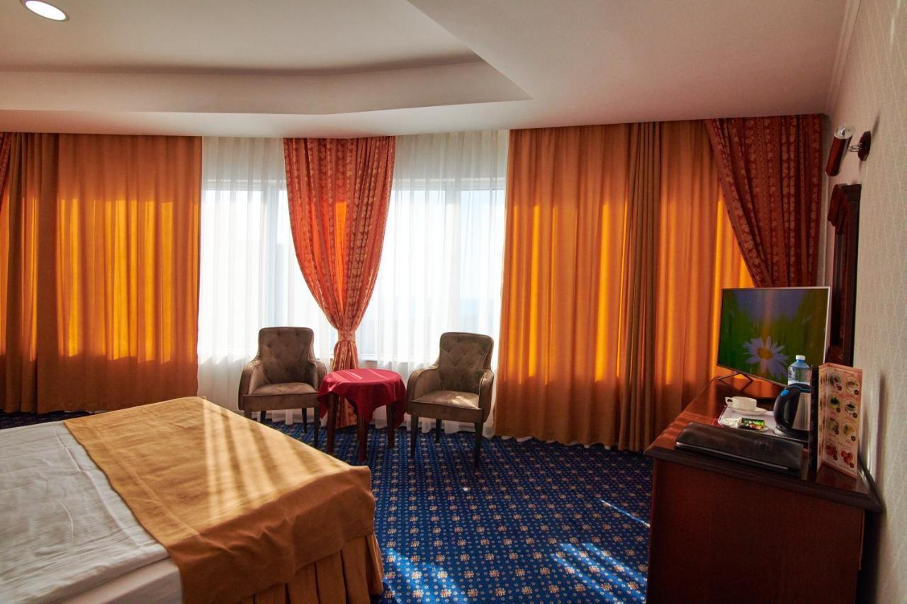 Grand Hotel Victory Актау Экстерьер фото A room at the hotel