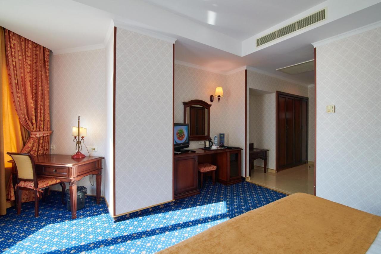 Grand Hotel Victory Актау Экстерьер фото A room at the hotel