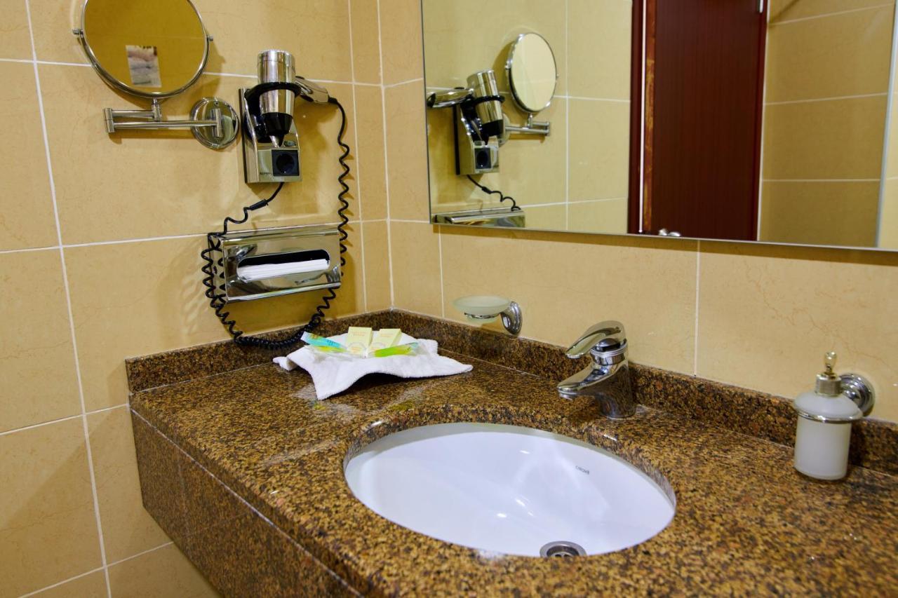 Grand Hotel Victory Актау Экстерьер фото Bathroom
