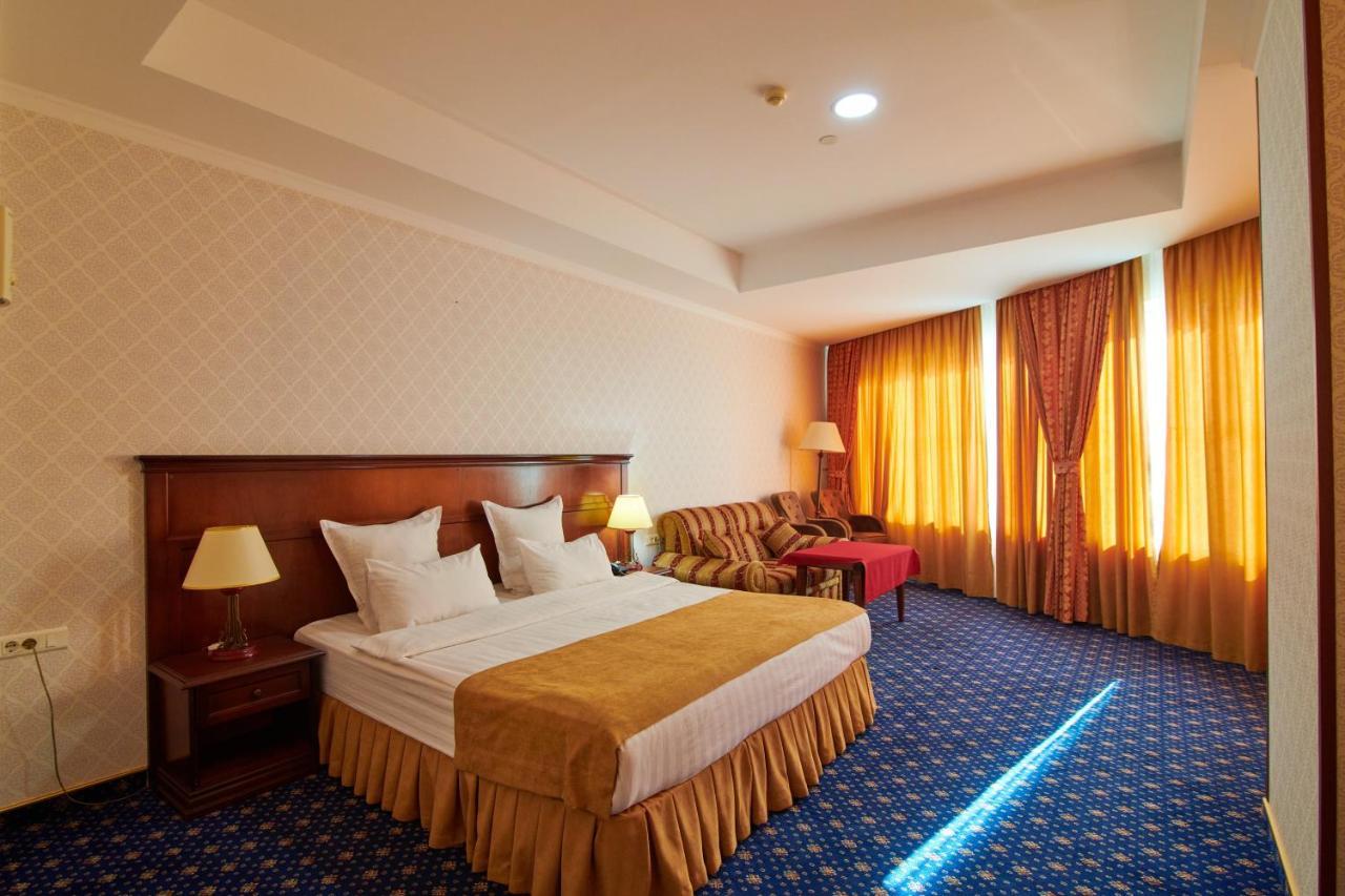 Grand Hotel Victory Актау Экстерьер фото A bedroom at the hotel