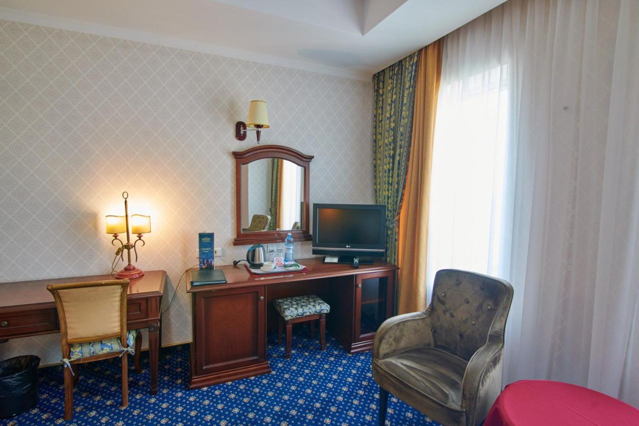 Grand Hotel Victory Актау Экстерьер фото A room at the hotel