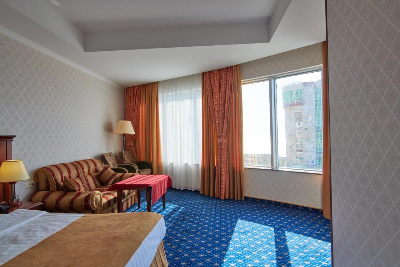 Grand Hotel Victory Актау Экстерьер фото A room at the hotel