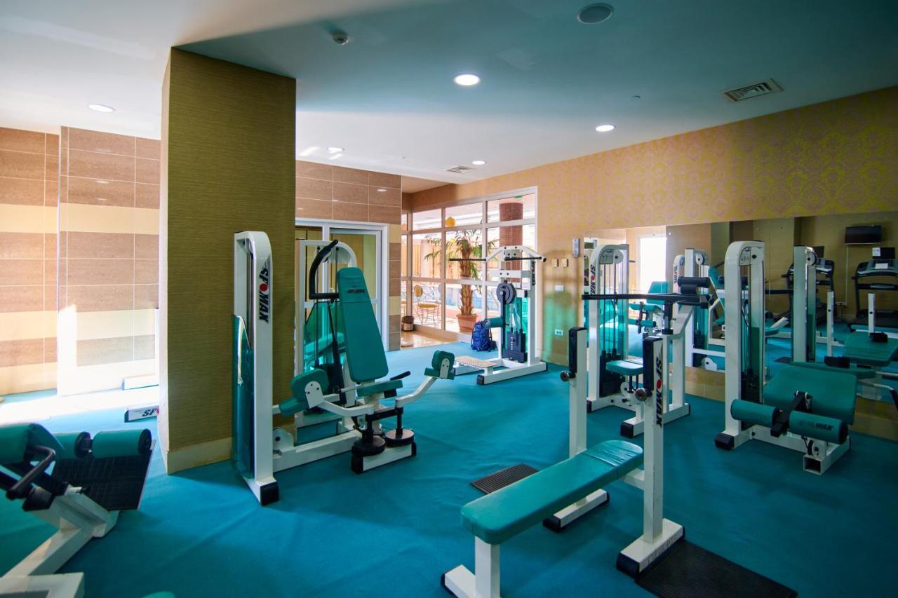 Grand Hotel Victory Актау Экстерьер фото A gym at a hotel
