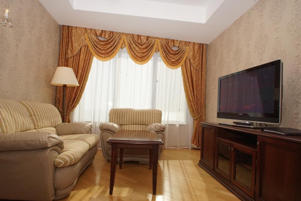 Grand Hotel Victory Актау Экстерьер фото A living room with a television
