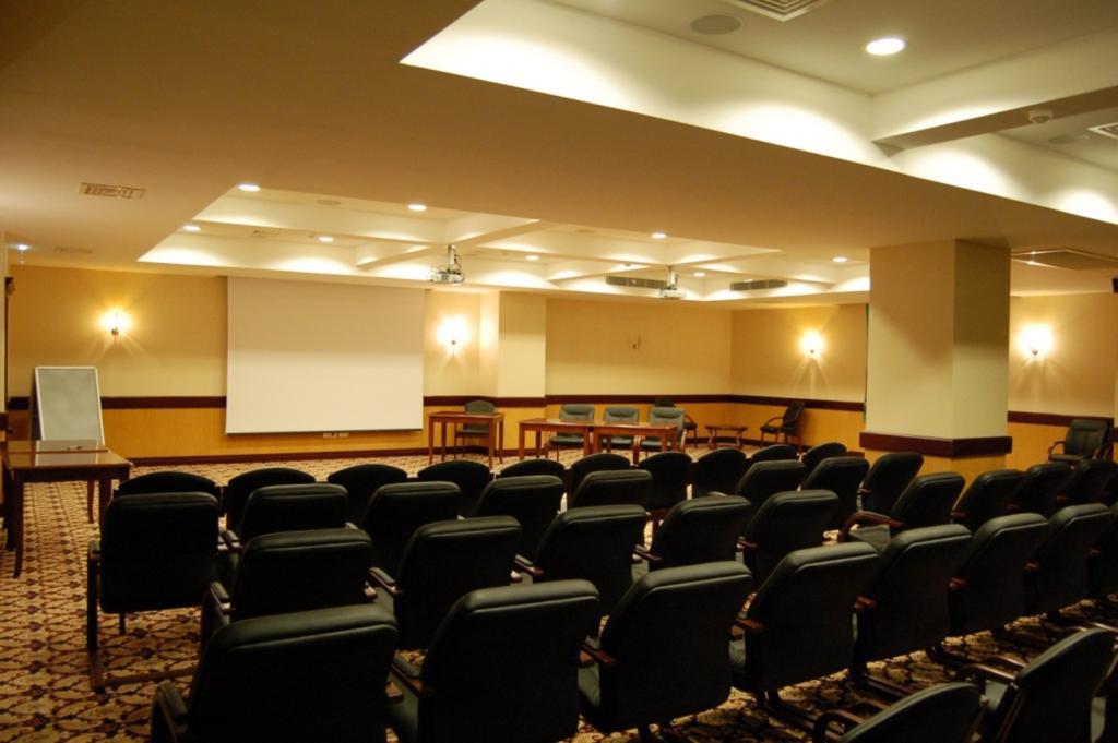 Grand Hotel Victory Актау Экстерьер фото A meeting room at a hotel